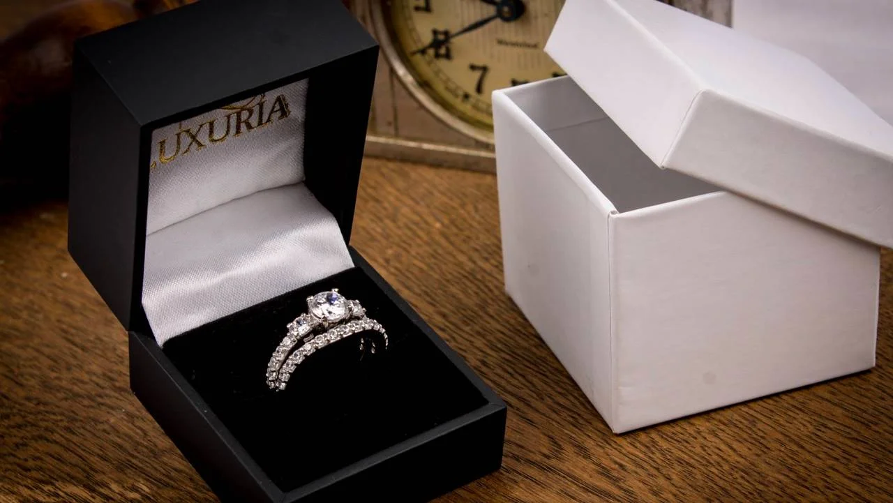 Cubic zirconia rings that look real Seen here is the Luxuria Promeisa engagement ring with box