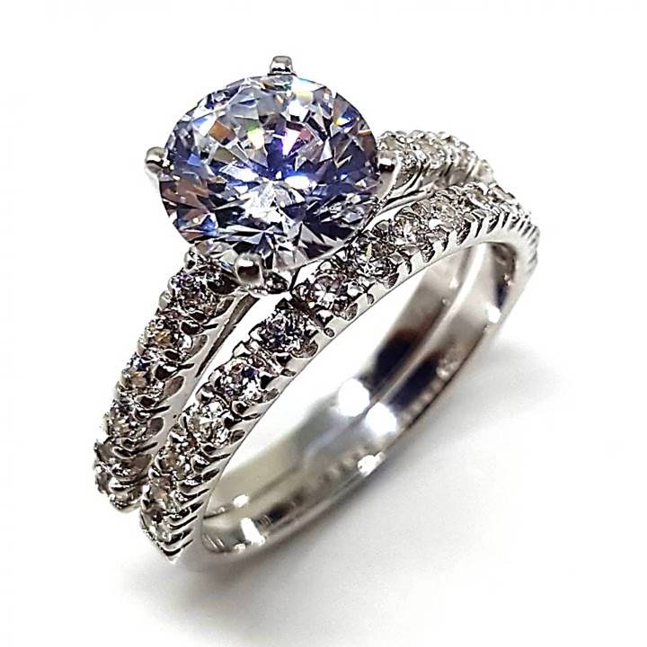 Round cut diamond simulant engagement ring Luxuria