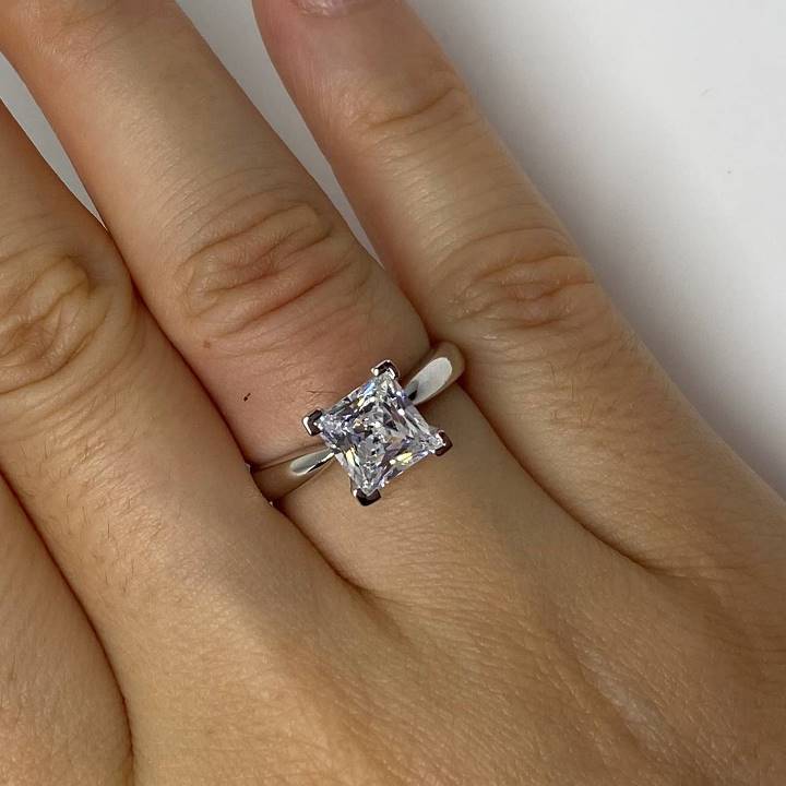 How to choose a fake diamond ring